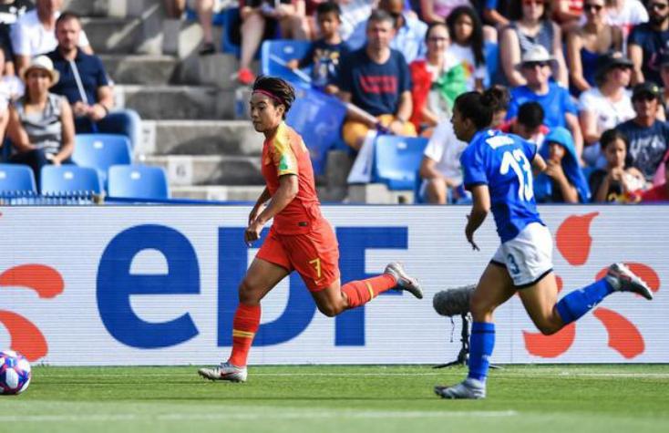 王霜被韩国人踢原视频,王霜被韩国女足踢倒慢动作