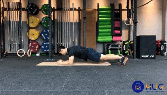 马甲线平板支撑卷腹,练马甲线的卷腹动作教练带学员