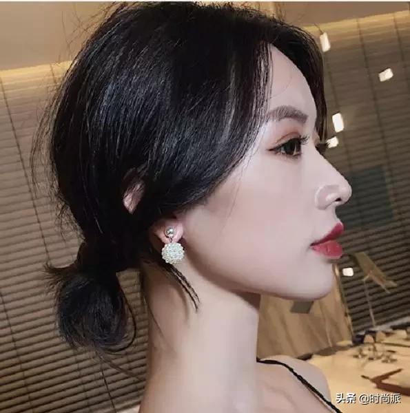 耳环这样戴减龄又显白,短头发戴什么耳环好看百搭
