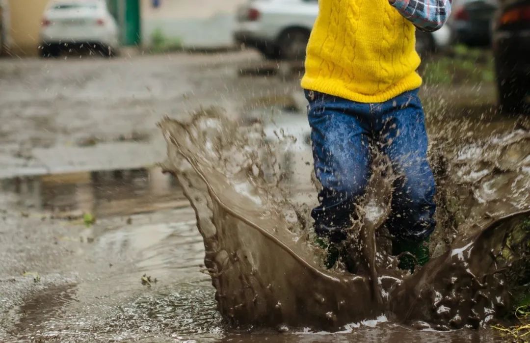 趟水后脚面肿了,蹚浑水后感觉脚热热的
