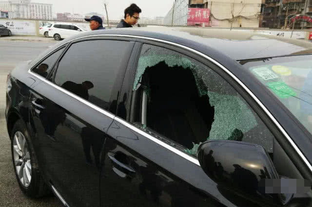 钥匙锁车内砸哪块玻璃最便宜,钥匙锁车里怎么砸玻璃