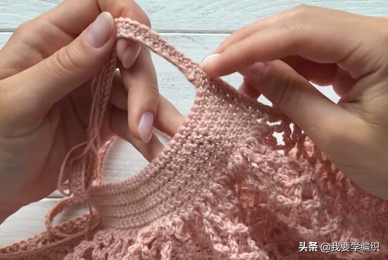 蝴蝶图案的塑料网格串珠包包教程,空心线塑料网格包包编织教程