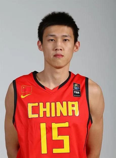 中国男篮3大核心退出中国队，以后中国男篮大旗该由谁来扛？