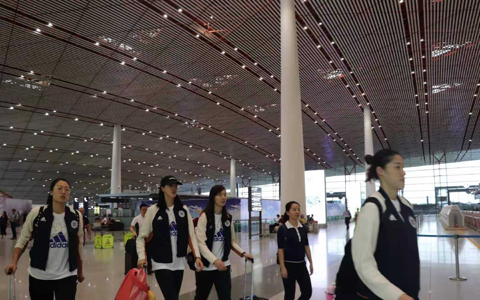 朱婷出征世界杯，手上拿橘子，寓意大吉大利，中国女排加油啦