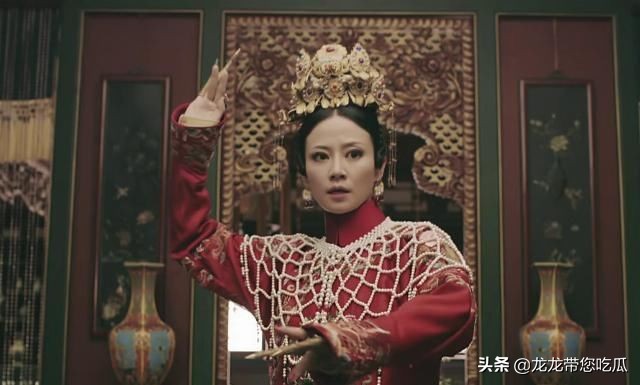 她们两位出身都十分的低微，却也都因为受宠，成功让家族被抬旗