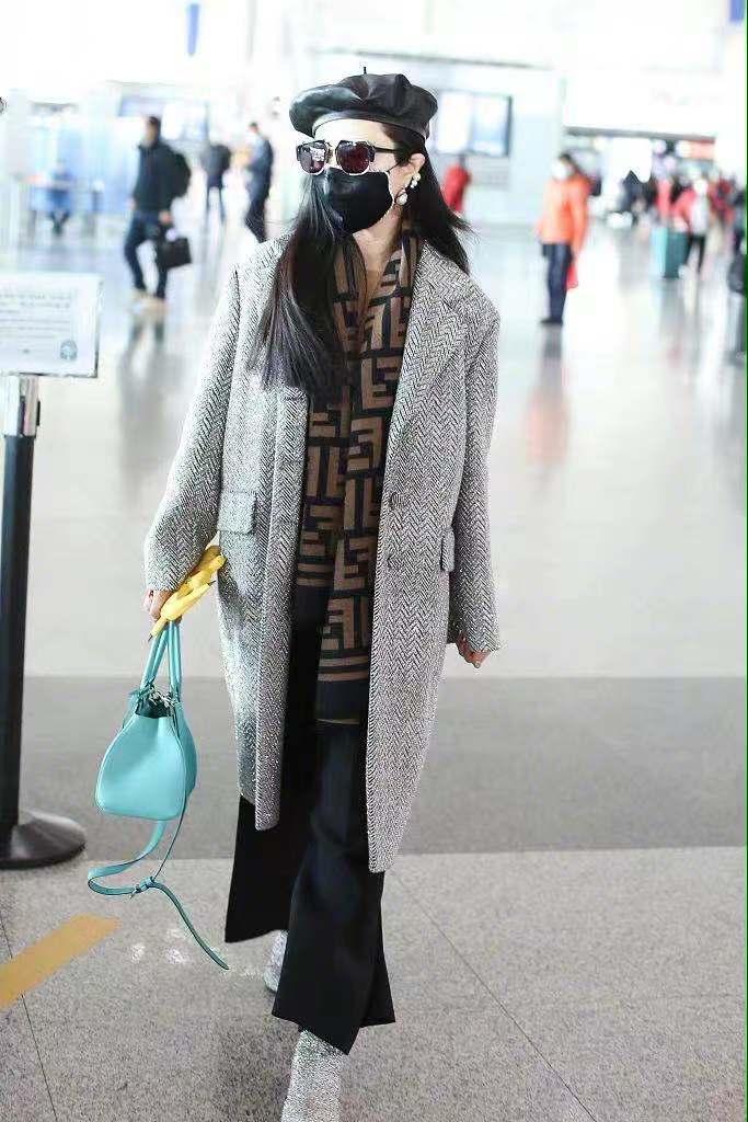 范冰冰最近出席活动照片一身西装,范冰冰一袭绿裙现身机场