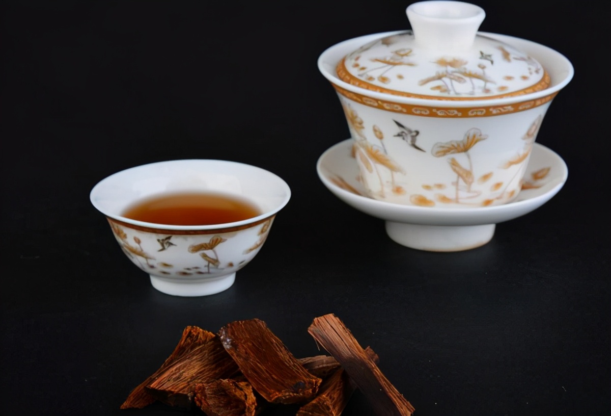 女性喝沉香水的好处与坏处,沉香好处