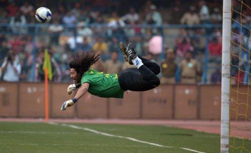 足球蝎子摆尾第一人,足球界门将蝎子摆尾