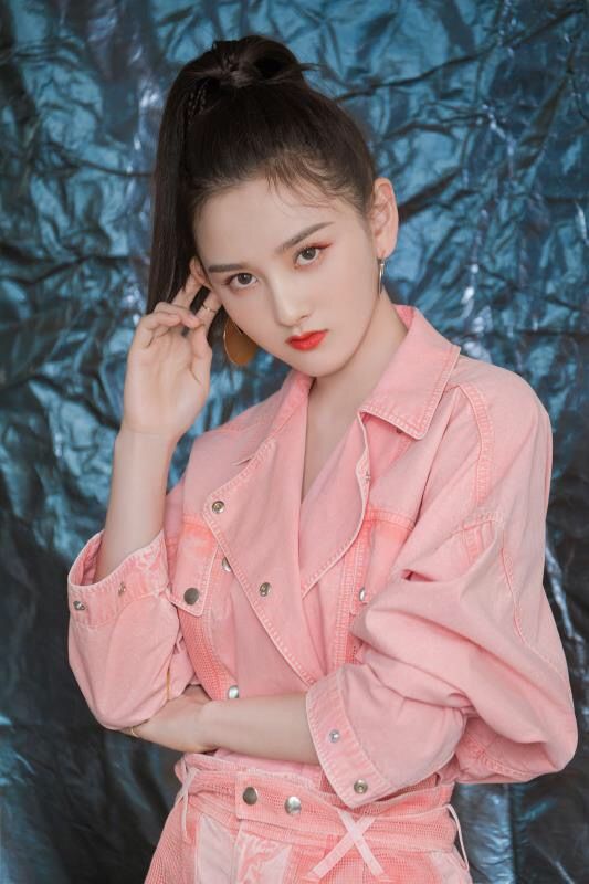 女生该怎么扎高马尾才最好看,有些女生扎马尾和不扎马尾