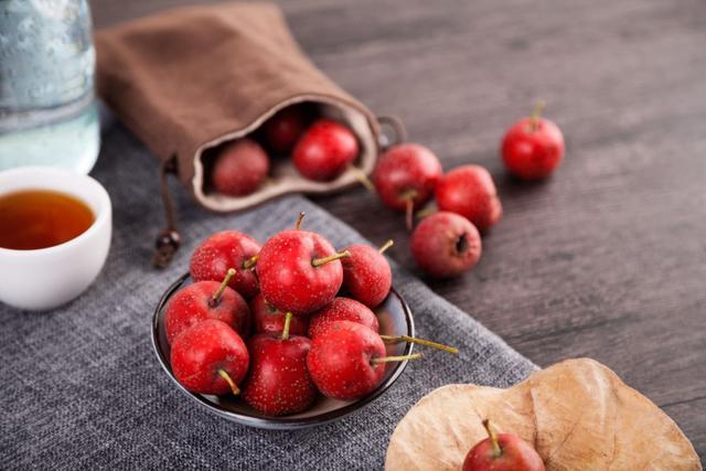 有时感到胸闷有点咳嗽是怎么回事 (胸闷上不来气不咳嗽吃什么药)