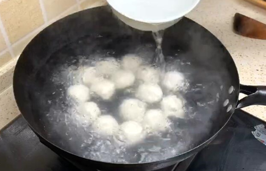 煮汤圆千万别水开下水,煮汤圆不小心冷水下锅了怎么办