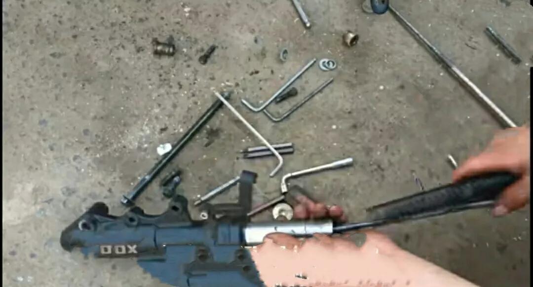 电动车前减震漏油有异响怎么回事,电动车前减震漏油怎么处理视频