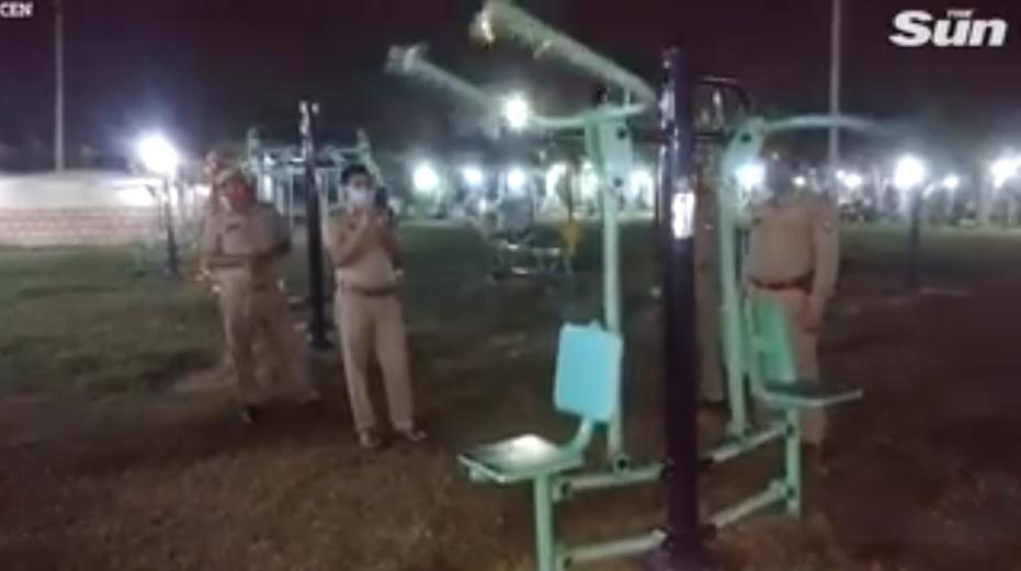 印健身器材深夜自己运动，警察称涂太多润滑油，网友：印度神油？