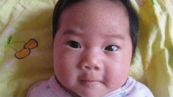 宝宝睡觉总是用手抓头怎么回事,宝宝睡觉抓妈妈手指