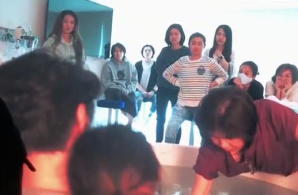 ella水中分娩国外纪实,ella水中分娩男摄影师