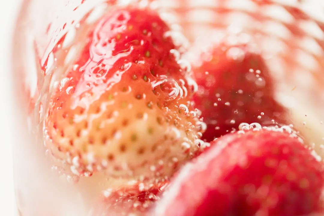 做草莓蛋糕文案抓住草莓的尾巴,草莓季的尾巴视频