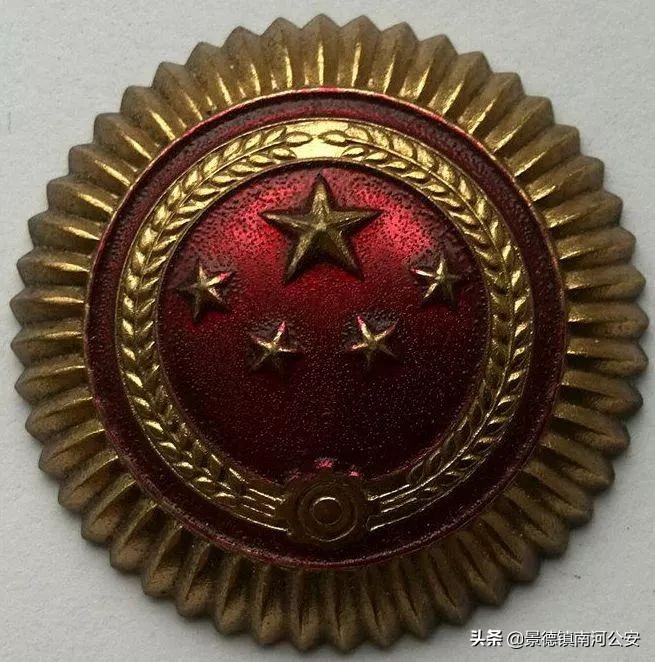 珍贵实拍70年代,一张图看警服的变迁