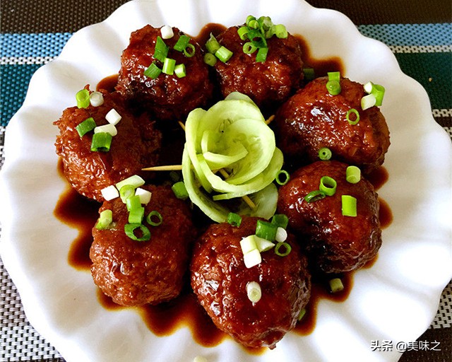 红烧狮子头最正宗的做法软糯醇香,红烧狮子头经典做法香滑软糯