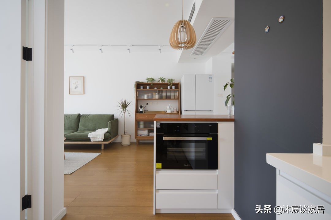 她把家布置得复古又温馨,室内被绿植环绕,这样的家,住着真舒服