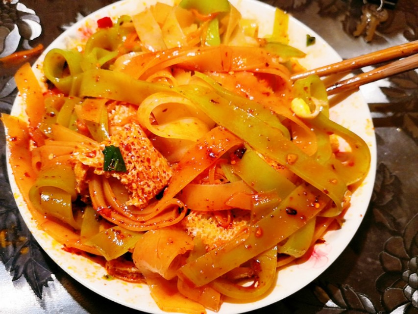 五彩凉皮的做法和配方视频,五彩凉皮的家常做法