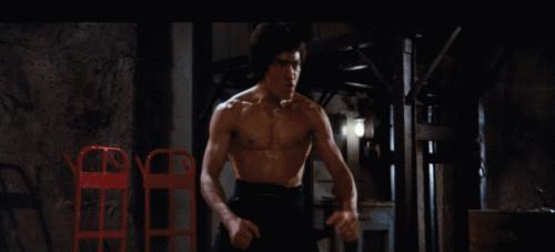 “斗战锦鲤”成龙，人生没有躺赢，只有拿命拼赢