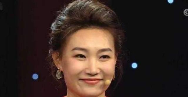 央视一姐李梓萌摘下假发似少女,央视主持人李梓萌戴假发工作20年