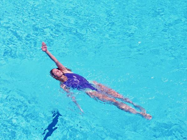 解锁游泳新姿势，这么简单的蛙泳，别告诉我你不会