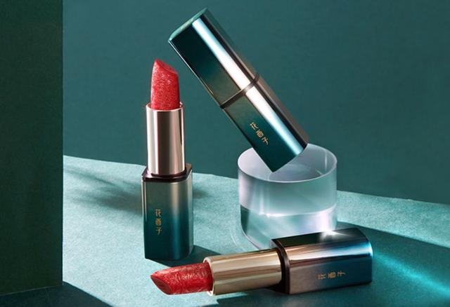 李佳琦捧火的花西子彩妆品牌，它的国潮风包装设计很赞！