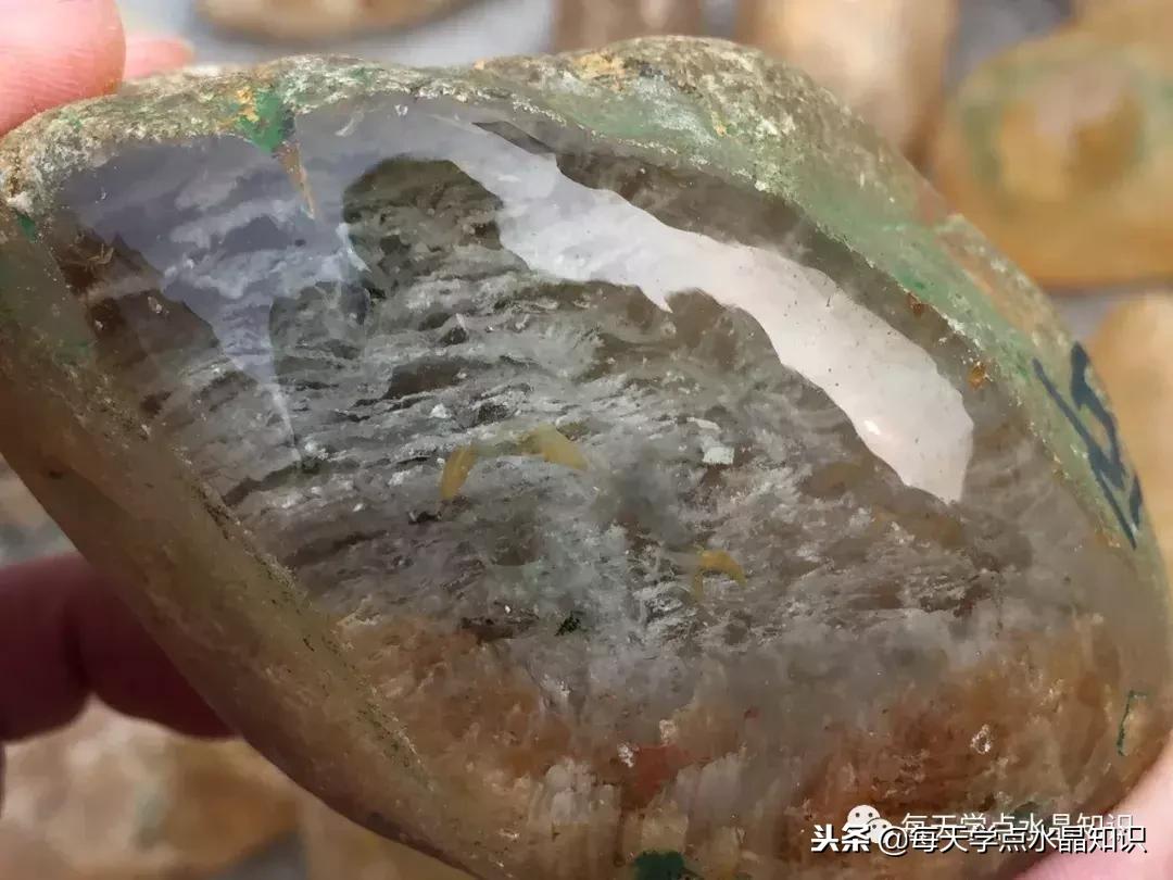 天蒙蒙亮赶个早市看一看天然水晶毛料市场