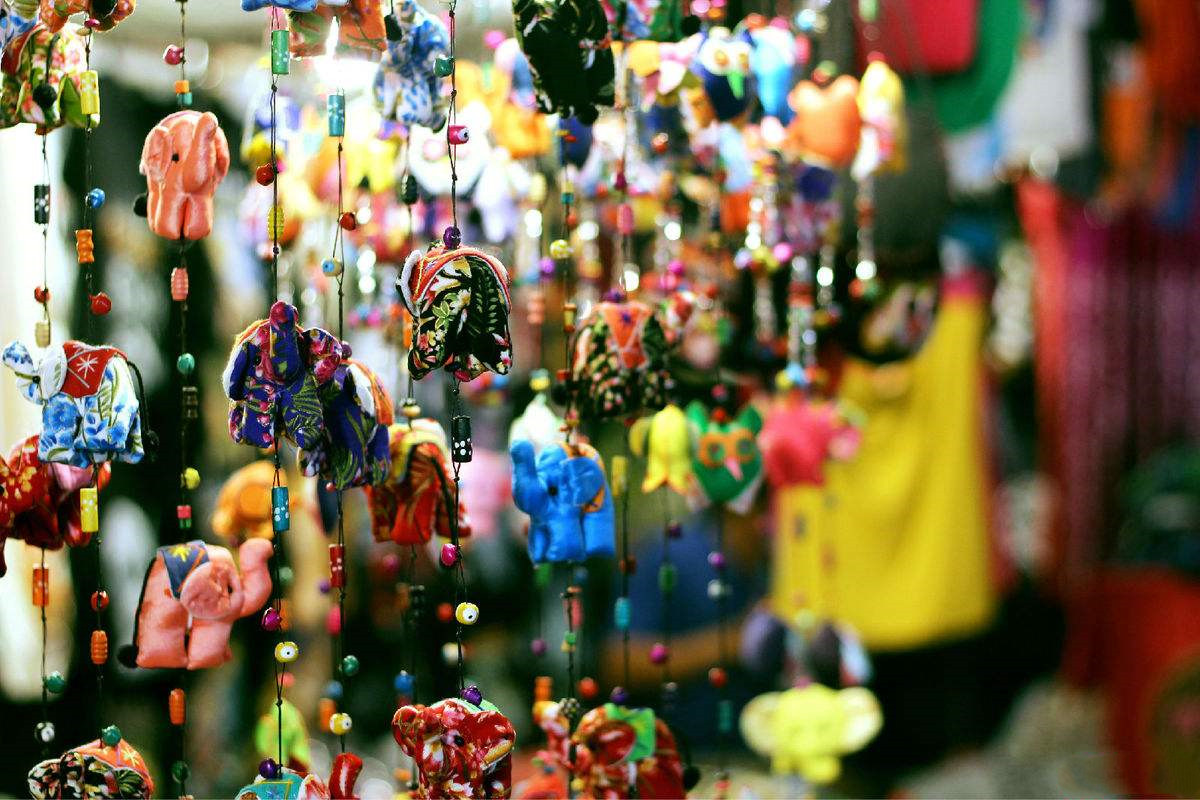 最“潮”寺庙，神仙们脚穿匡威，手拿苹果手机，叼着雪茄