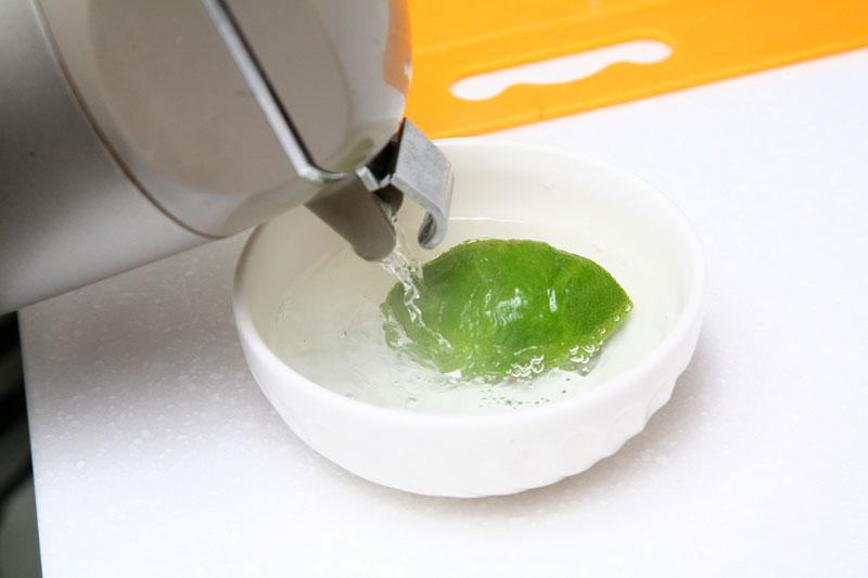 柠檬汁无需榨汁机,怎样使用榨汁机榨取柠檬汁