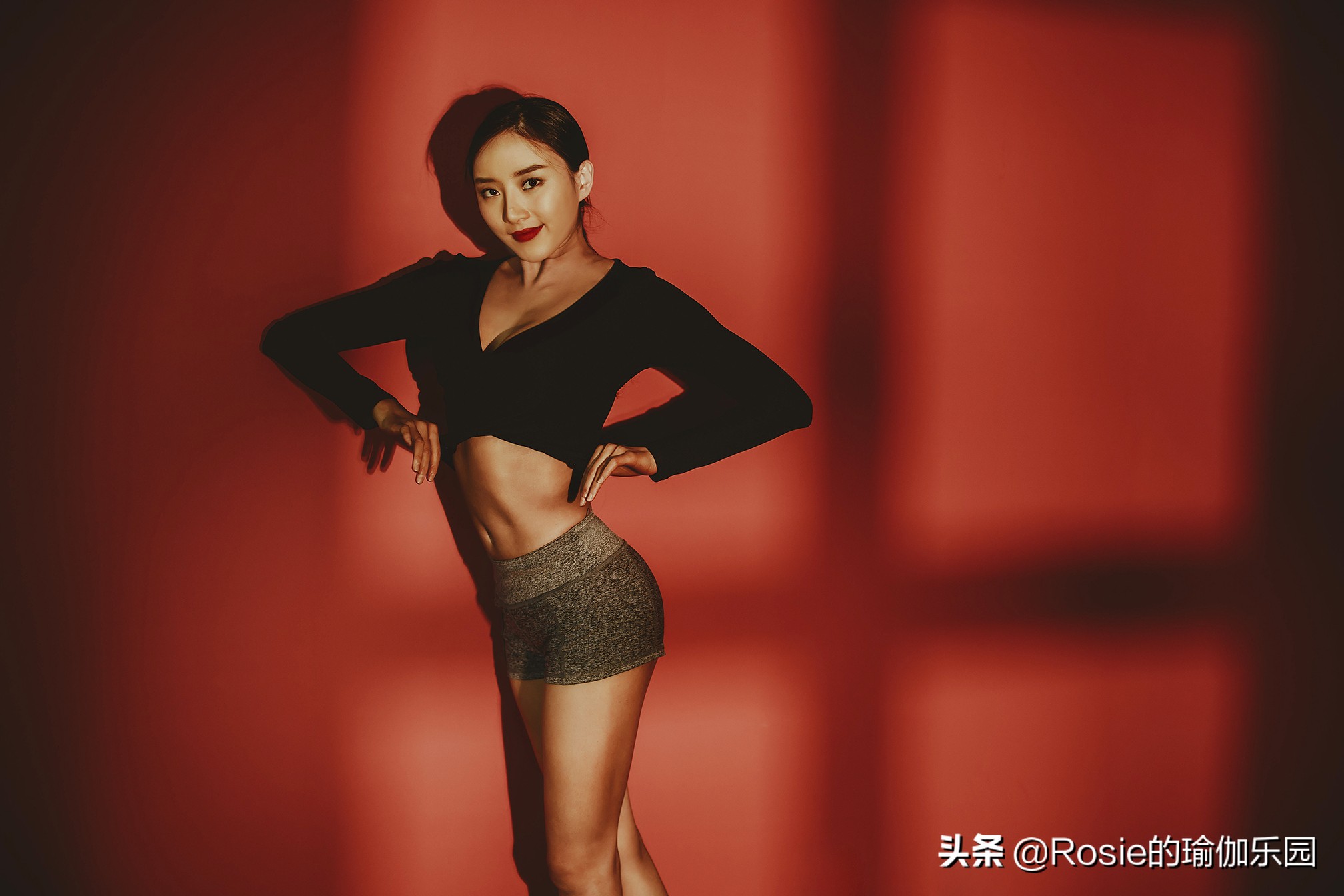 纠正体态美背,圆肩驼背松弛感穿搭