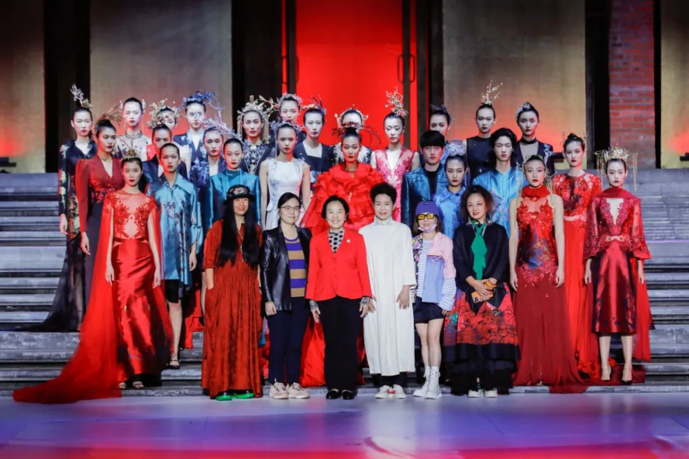 非遗高端定制国风女装,非遗服饰融入现代生活