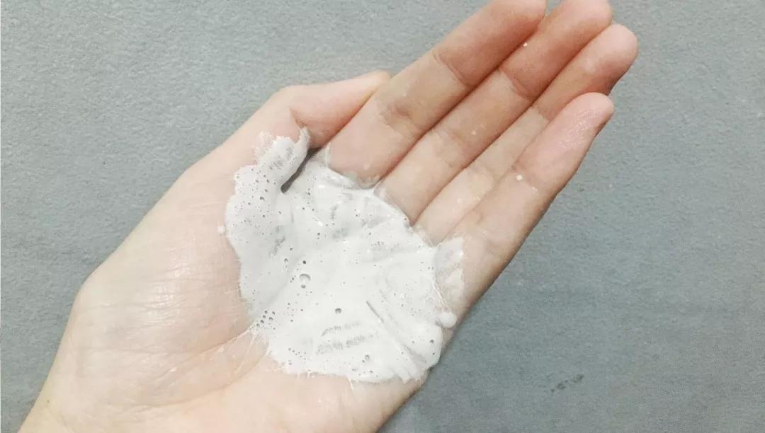 李佳琦给高晓松涂了口红，“美”得不像话？！不过牙齿是真的白