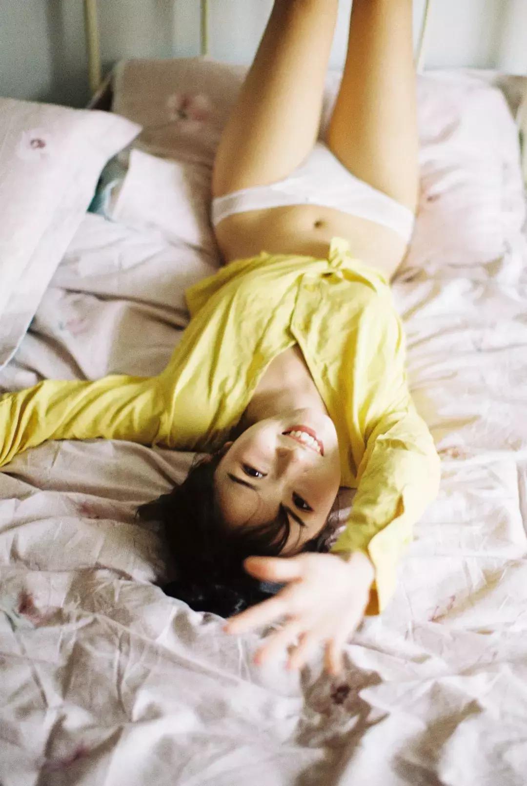 如何居家拍出自然写真照 (在家自己怎么拍出好看的照片写真)