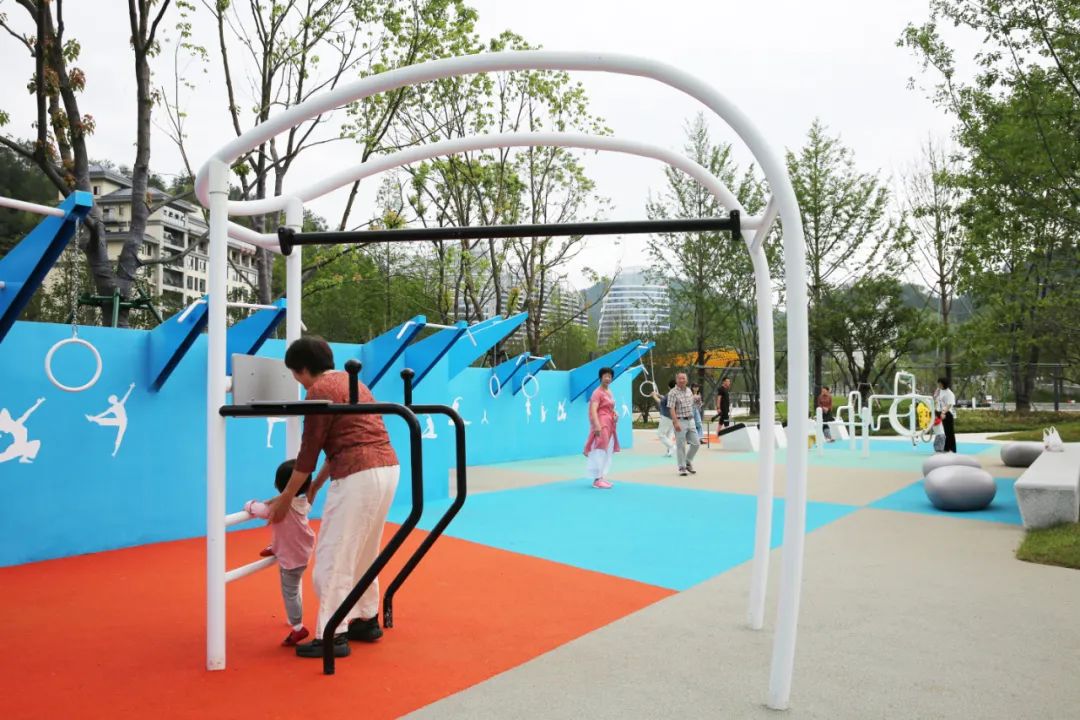 篮球场亲子运动健身,全民健身公园篮球场开放时间