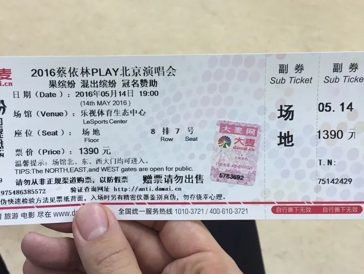 为拿不到偶像签名照而苦恼？看鹿晗、王一博上演教科书式的追星