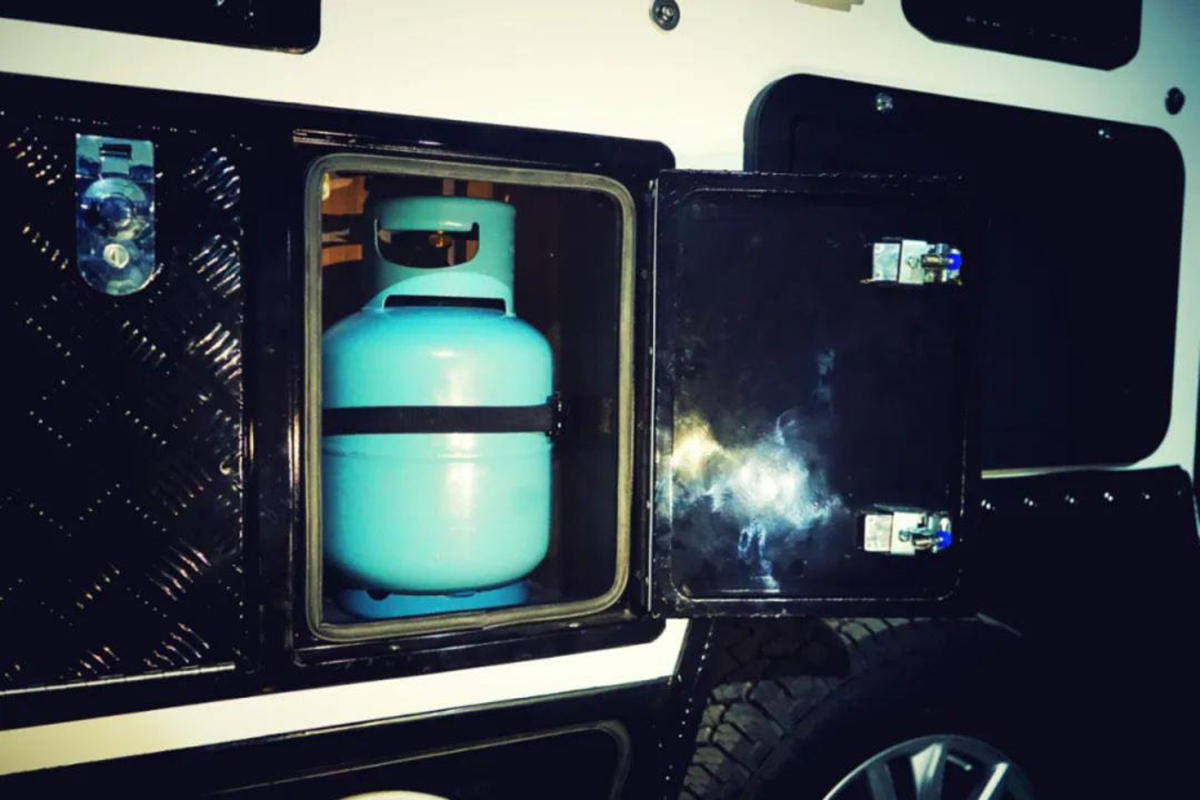 新款国六麦卡单排越野房车,定制四驱越野全地形b型长轴房车