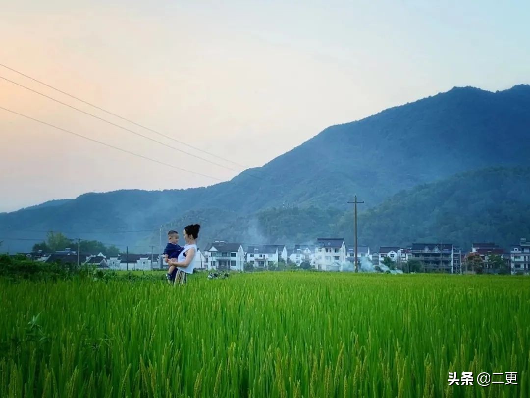 相识27天闪婚，这对逃离大城市的小夫妻，实现“面包爱情”双丰收