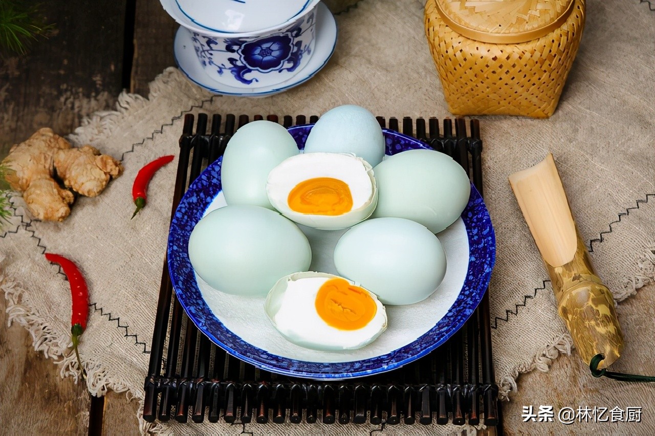 腌咸蛋出油的小妙招,快速腌制咸蛋出油最佳方法