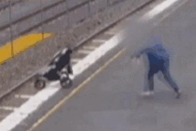 宝宝多大可以用婴儿车推着出去,婴儿车推着才走对宝宝有什么危害