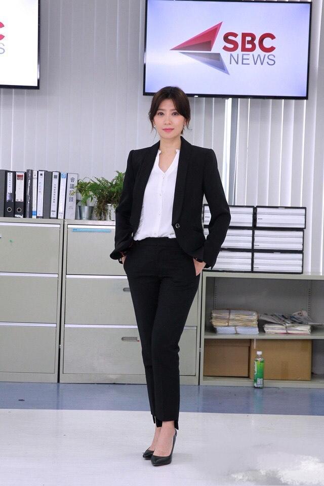 贾静雯竖条西装出席活动,贾静雯47岁穿红色裙出席活动