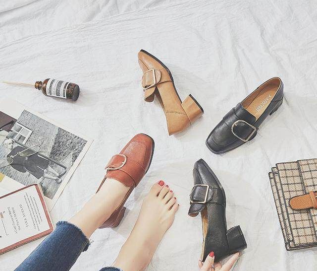 现在流行穿小白鞋吗,奶奶鞋怎么穿好看又耐穿