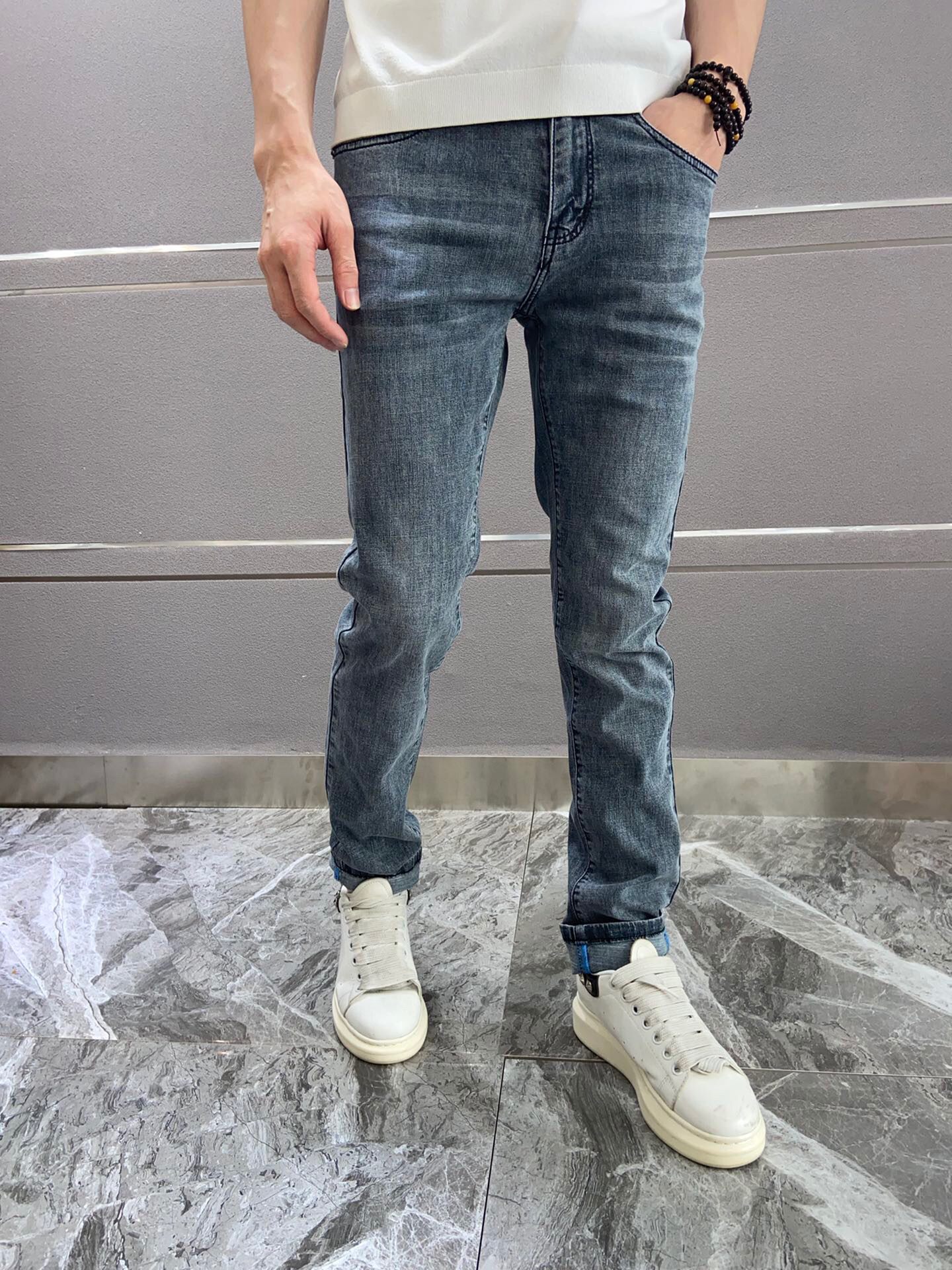 韩系牛仔裤怎么穿搭男士 (男士日系穿搭和韩系穿搭的区别)