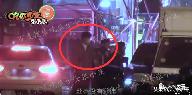 和小鲜肉牵手摸脸，又让人想到他7年前的瓜…