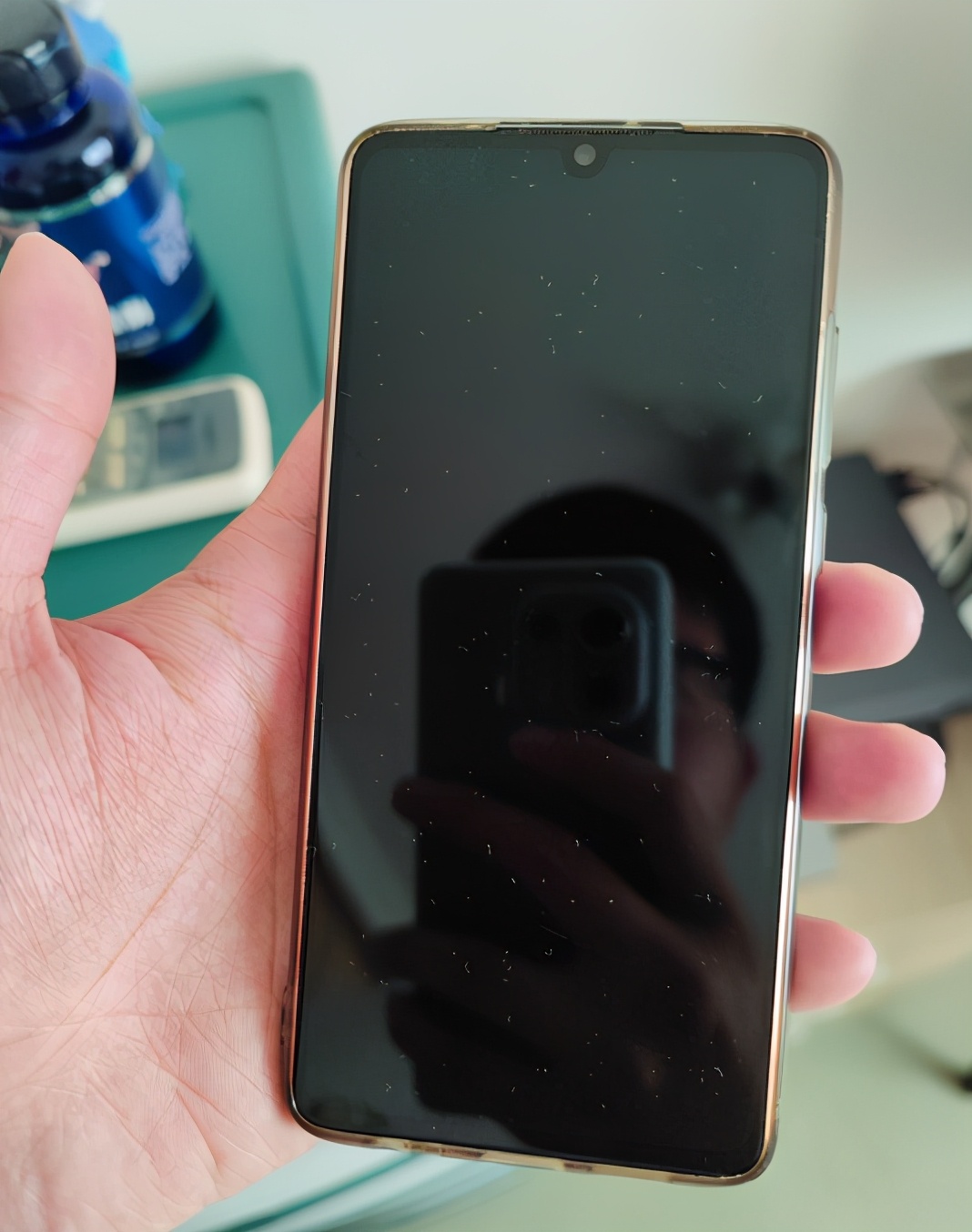 用了三年p30还值多少钱,华为p30摔了一下屏幕就黑了