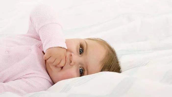 宝宝两周半老说牙疼,小孩奶瓶龋说牙齿痛