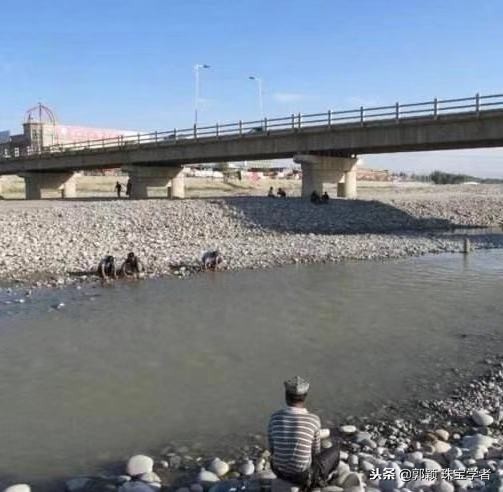 和田玉山料仿籽料手串,戏说新疆