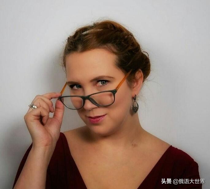 因为开了性科普博客,俄31岁美女生物老师被家长举报,丢掉了饭碗