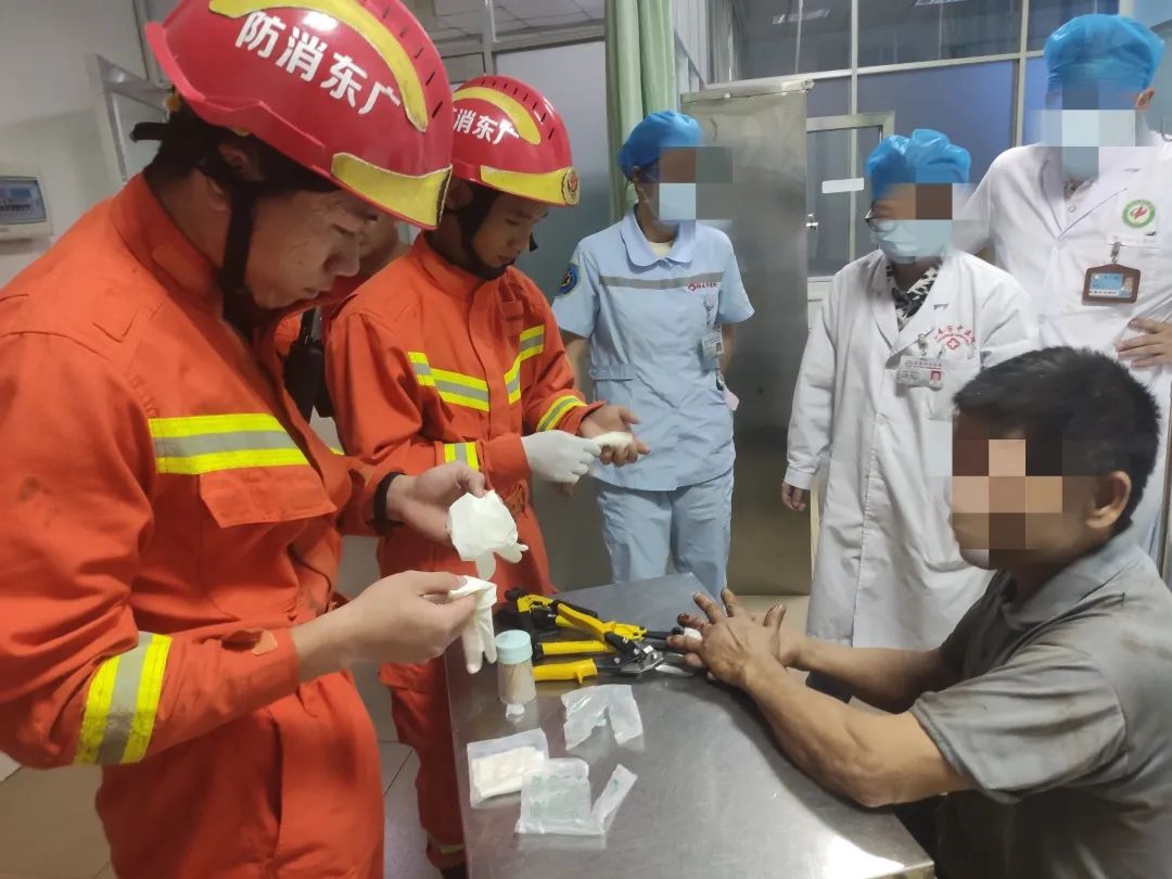 消防员手被卡怎么办,手指被卡消防来了